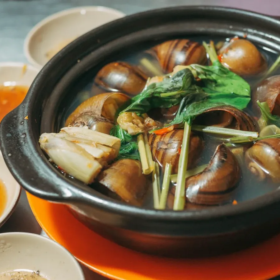 Bàn nướng đông khách tại Thịt Vịt Xun Xe